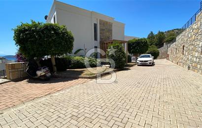 Bodrum Merkezde Müstakil Satılık Tripleks Havuzlu Villa