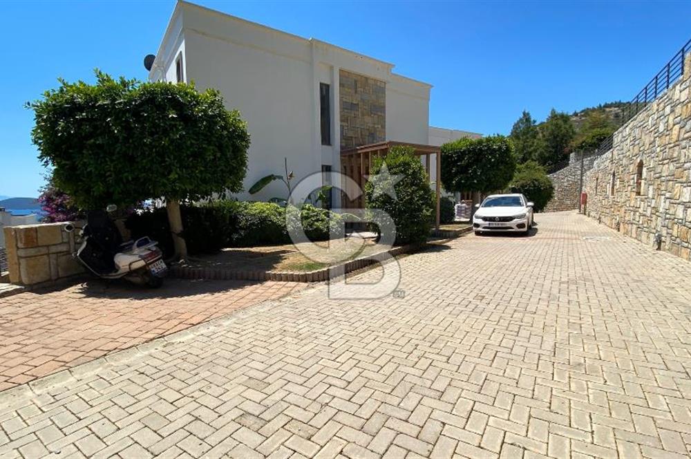 Bodrum Merkezde Müstakil Satılık Tripleks Havuzlu Villa