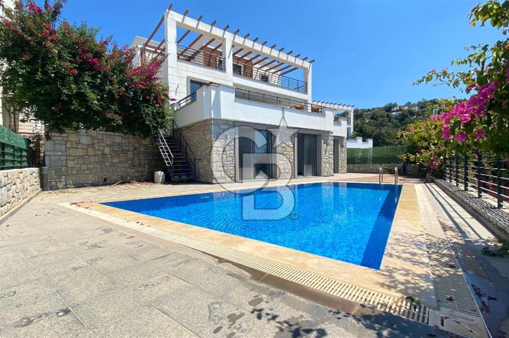 Bodrum Merkezde Müstakil Satılık Tripleks Havuzlu Villa