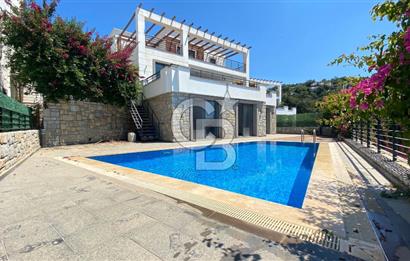 Bodrum Merkezde Müstakil Satılık Tripleks Havuzlu Villa