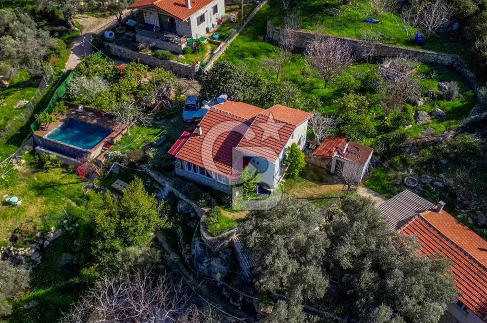 İZMİR'İN EŞSİZ LOKASYONUNDA HAVUZLU 3 MÜSTAKİL EV VE BAHÇESİ