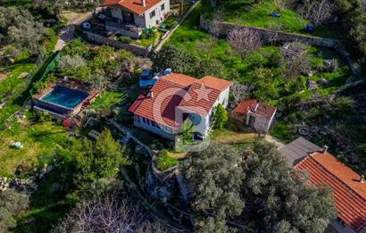 İZMİR'İN EŞSİZ LOKASYONUNDA HAVUZLU 3 MÜSTAKİL EV VE BAHÇESİ