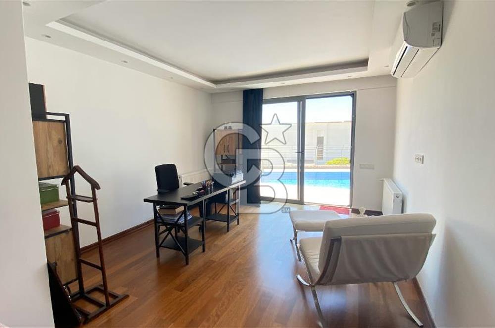 Bodrum Merkezde Müstakil Satılık Tripleks Havuzlu Villa