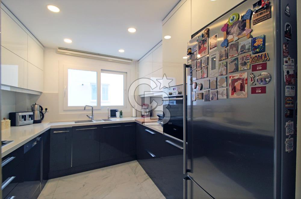 Alsancak'ta, Özel Mimari Tasarım, 4+1, 173 m², Satılık Daire