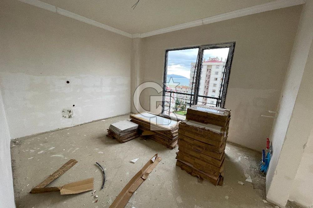 2 NOLU BEŞİRLİ'DE DENİZ MANZARALI MERKEZİ KONUMDA SATILIK DAİRE