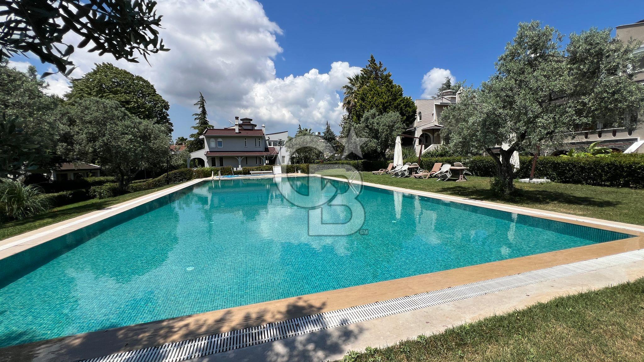 BADEMLİ MH. SÜMBÜL ÇİMEN SİTESİNDE HAVUZLU 5+1 SATILIK VİLLA