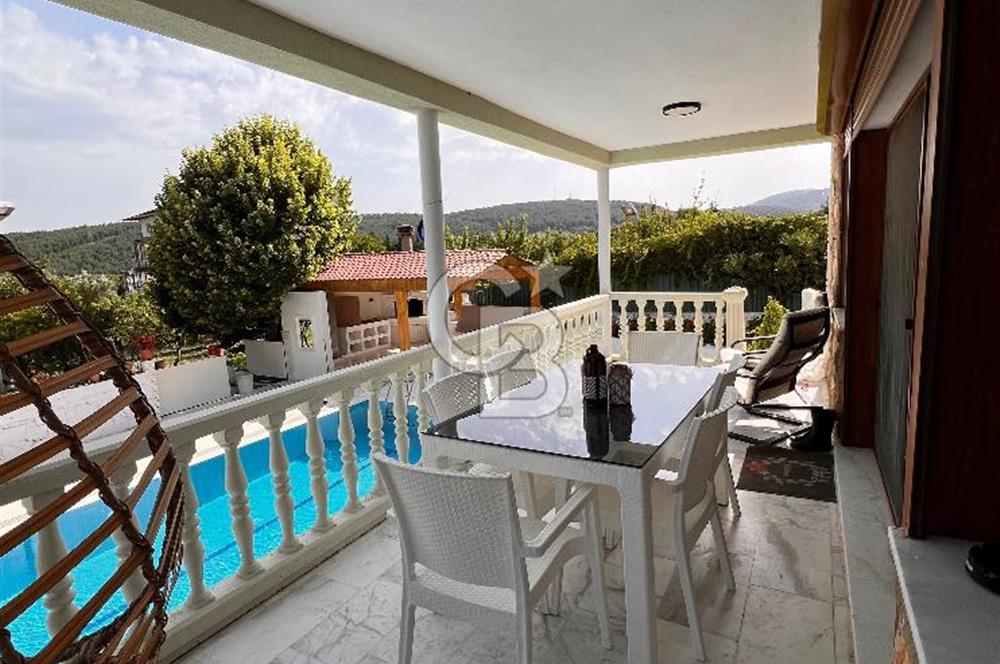 Çiçekliköy'de Satılık 4+1 Havuzlu Bahçeli Villa