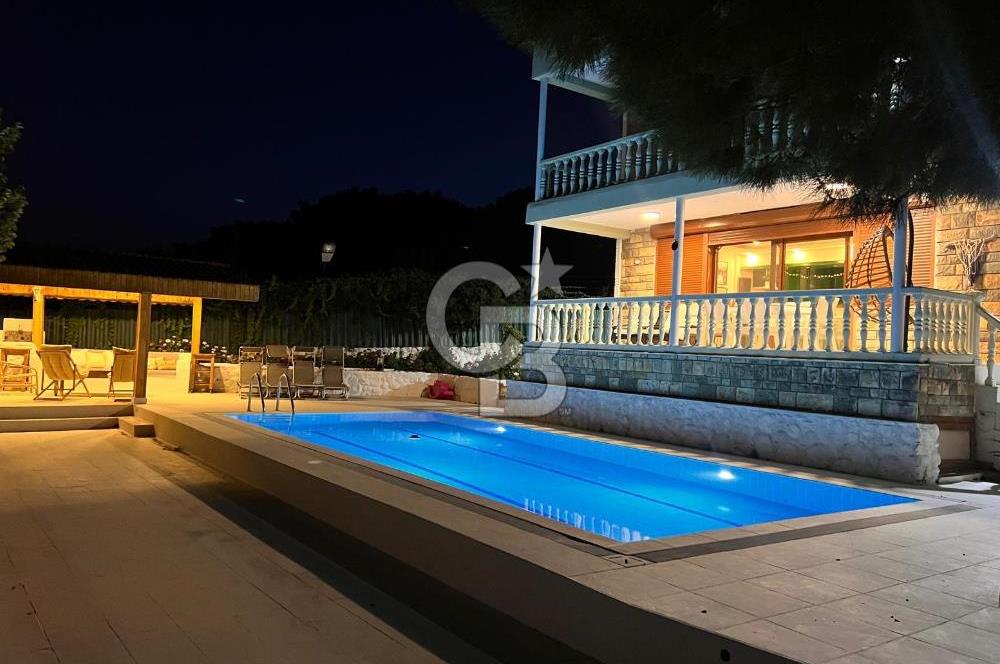 Çiçekliköy'de Satılık 4+1 Havuzlu Bahçeli Villa