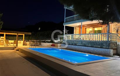 Çiçekliköy'de Satılık 4+1 Havuzlu Bahçeli Villa