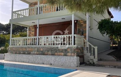 Çiçekliköy'de Satılık 4+1 Havuzlu Bahçeli Villa