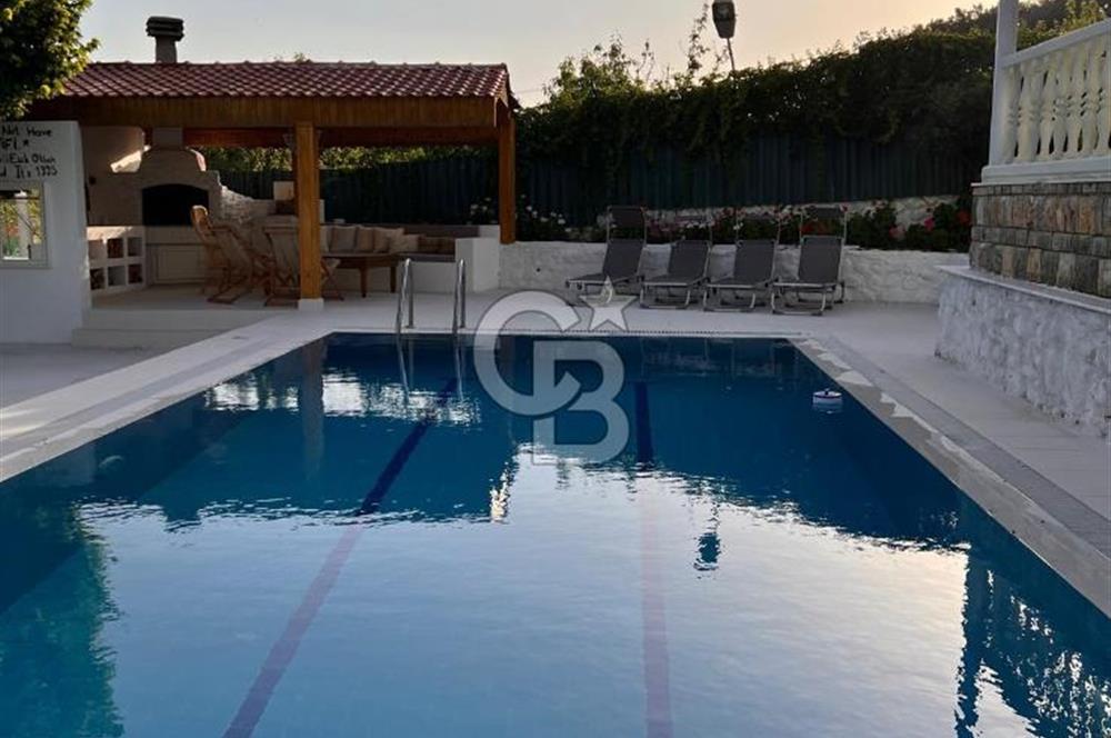 Çiçekliköy'de Satılık 4+1 Havuzlu Bahçeli Villa