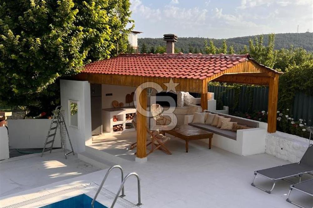 Çiçekliköy'de Satılık 4+1 Havuzlu Bahçeli Villa