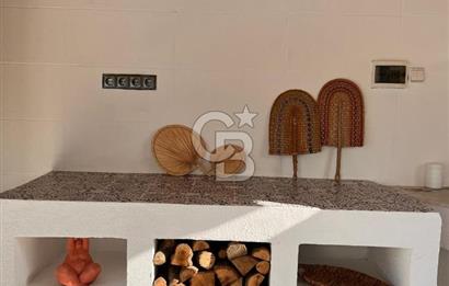 Çiçekliköy'de Satılık 4+1 Havuzlu Bahçeli Villa