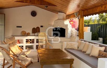 Çiçekliköy'de Satılık 4+1 Havuzlu Bahçeli Villa