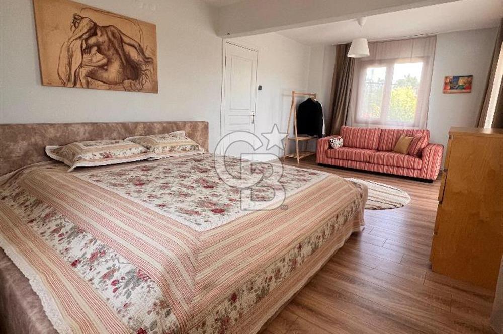 Çiçekliköy'de Satılık 4+1 Havuzlu Bahçeli Villa