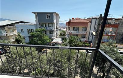 İzmir Bornova Atatürk Mahallesinde Satılık Bakımlı Daire