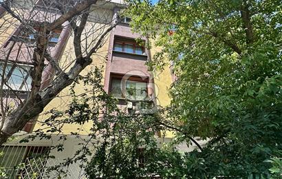 Acıbadem Caddesinde Ön Cephe Şerefiyeli Satılık Daire
