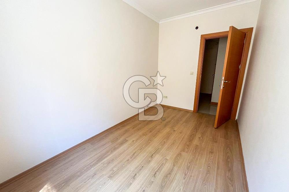 KÜÇÜKYALI MEKTEP CADDESİNDE SATILIK BOŞ 3+1 DAİRE 
