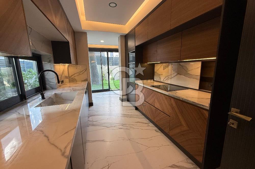 DENİZE SADECE 100 METRE MESAFEDE, NARLIDERE LİMANREİS’TE ULTRA LÜKS 4+1 240 m2 MÜSTAKİL VİLLA!