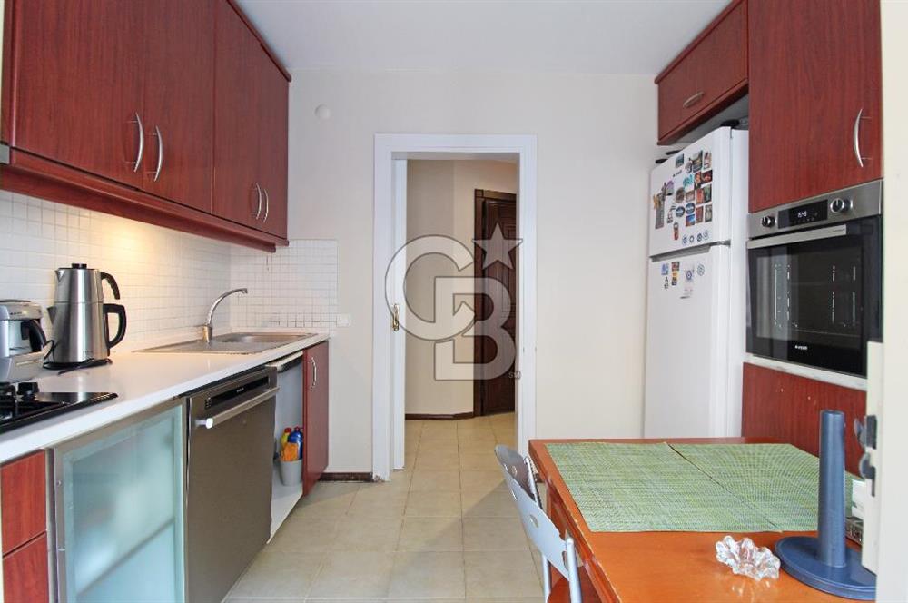 Alsancak, Gül Sokak'ta, Genç Binada, Ara kat, Satılık 3+1 Daire