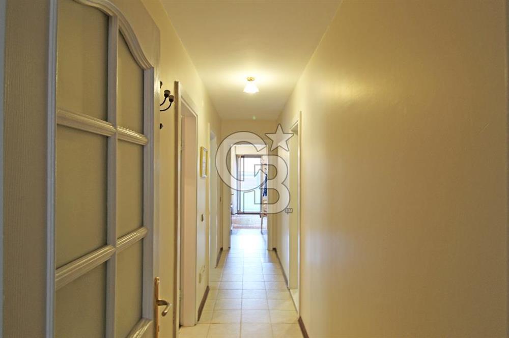 Alsancak, Gül Sokak'ta, Genç Binada, Ara kat, Satılık 3+1 Daire