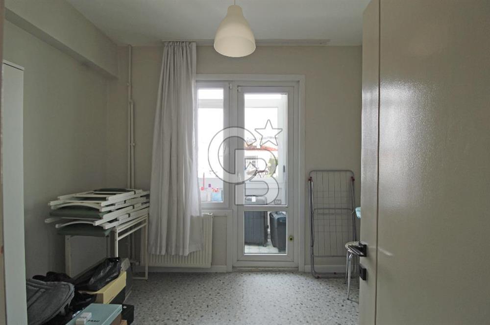 İzmir'in En Güzel Sokaklarından 1388 Sokak'ta Satılık 3+1 Daire