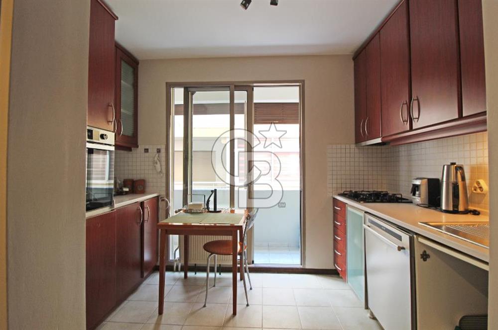 Alsancak, Gül Sokak'ta, Genç Binada, Ara kat, Satılık 3+1 Daire