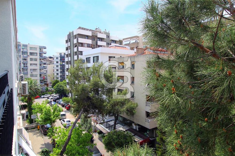 İzmir'in En Güzel Sokaklarından 1388 Sokak'ta Satılık 3+1 Daire