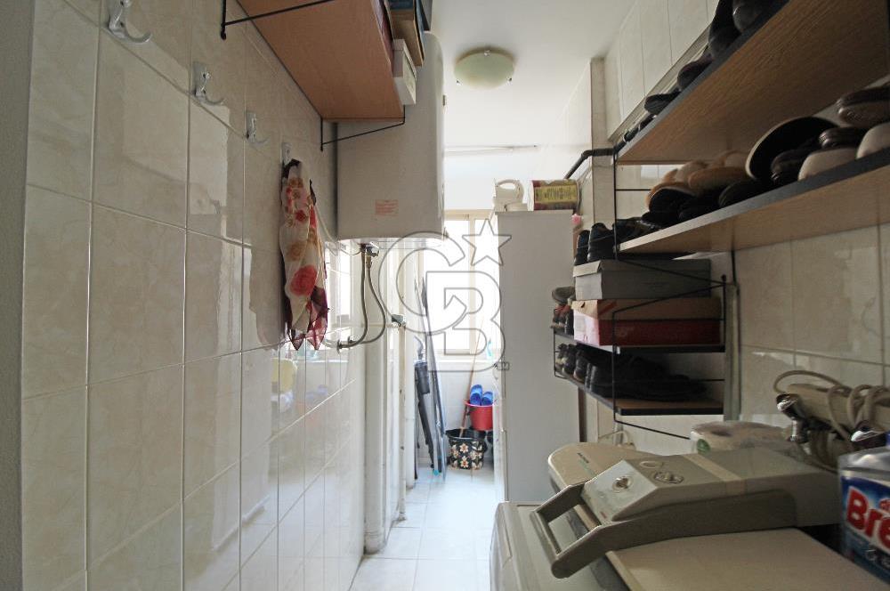 Alsancak, Gül Sokak'ta, Genç Binada, Ara kat, Satılık 3+1 Daire