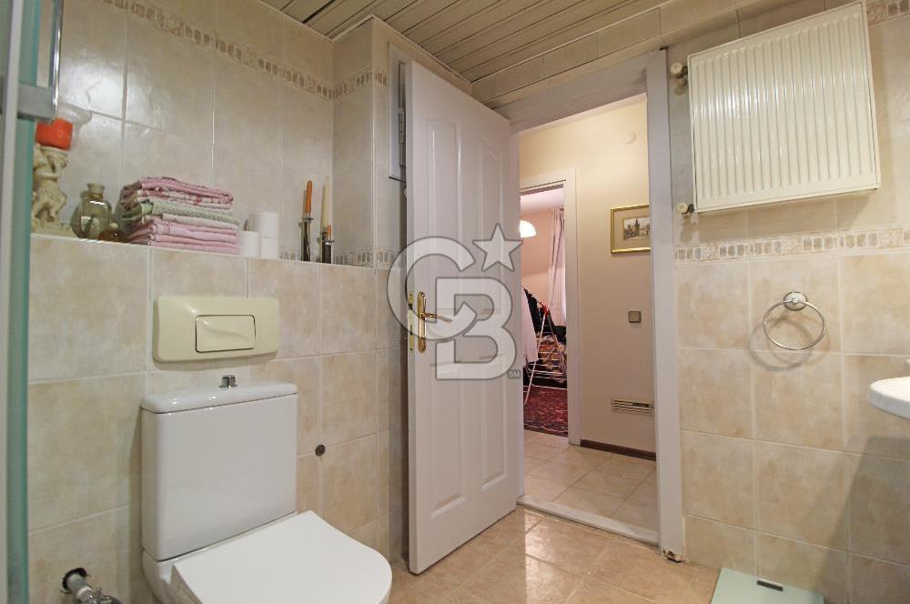 Alsancak, Gül Sokak'ta, Genç Binada, Ara kat, Satılık 3+1 Daire