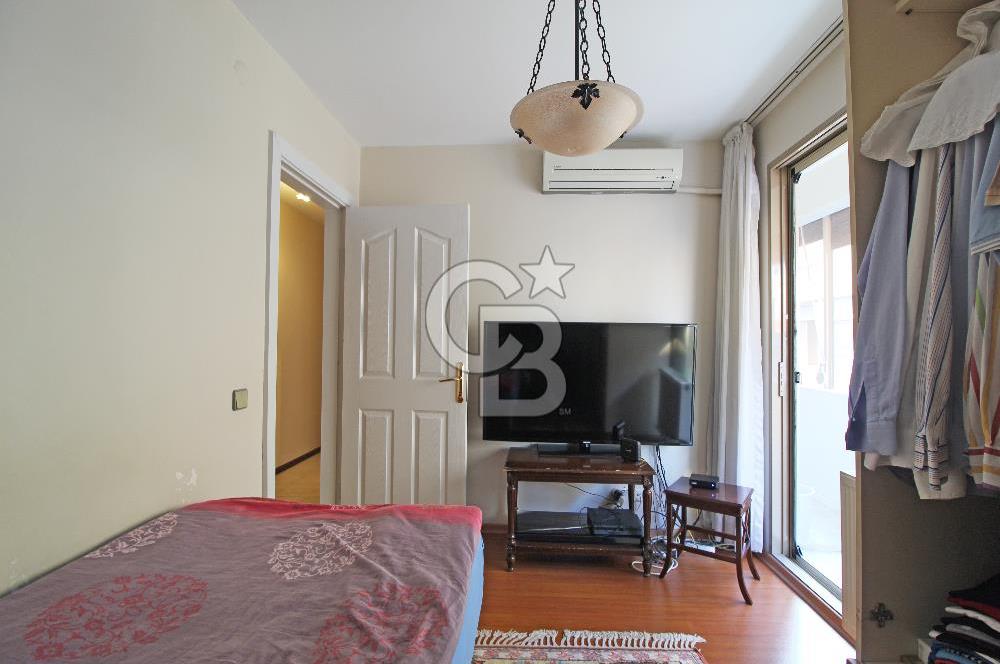 Alsancak, Gül Sokak'ta, Genç Binada, Ara kat, Satılık 3+1 Daire
