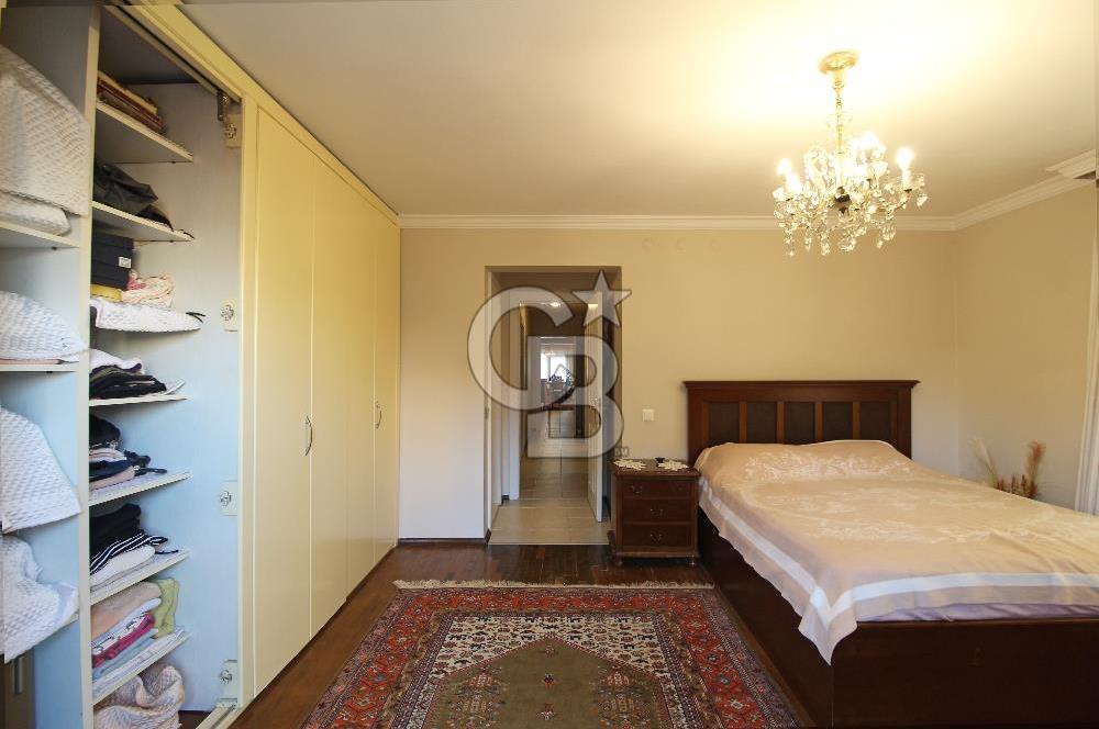Alsancak, Gül Sokak'ta, Genç Binada, Ara kat, Satılık 3+1 Daire