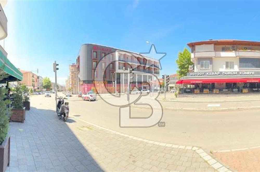 Hendek Merkez de en işlek cadde de  satılık fırsat köşe dükkan 110m2