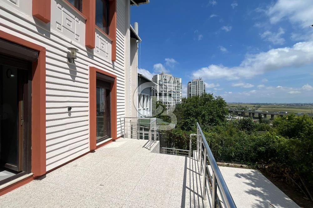 Bahçeşehir Bademlerde Full Tadilatlı 5+2 Satılık  Fırsat Villa
