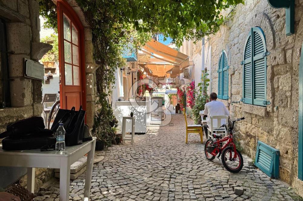📍 ALAÇATI ÇARŞI’NIN KALBİNDE YATIRIMLIK TAŞINMAZ!