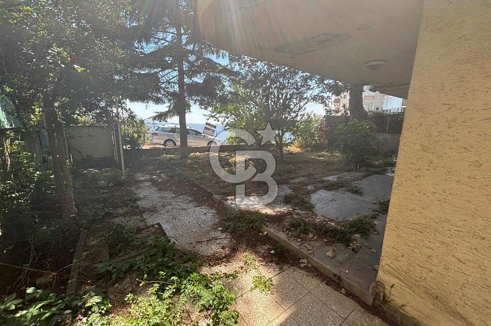 Denize 40 m Komple Satılık Bina - Geniş Bahçeli