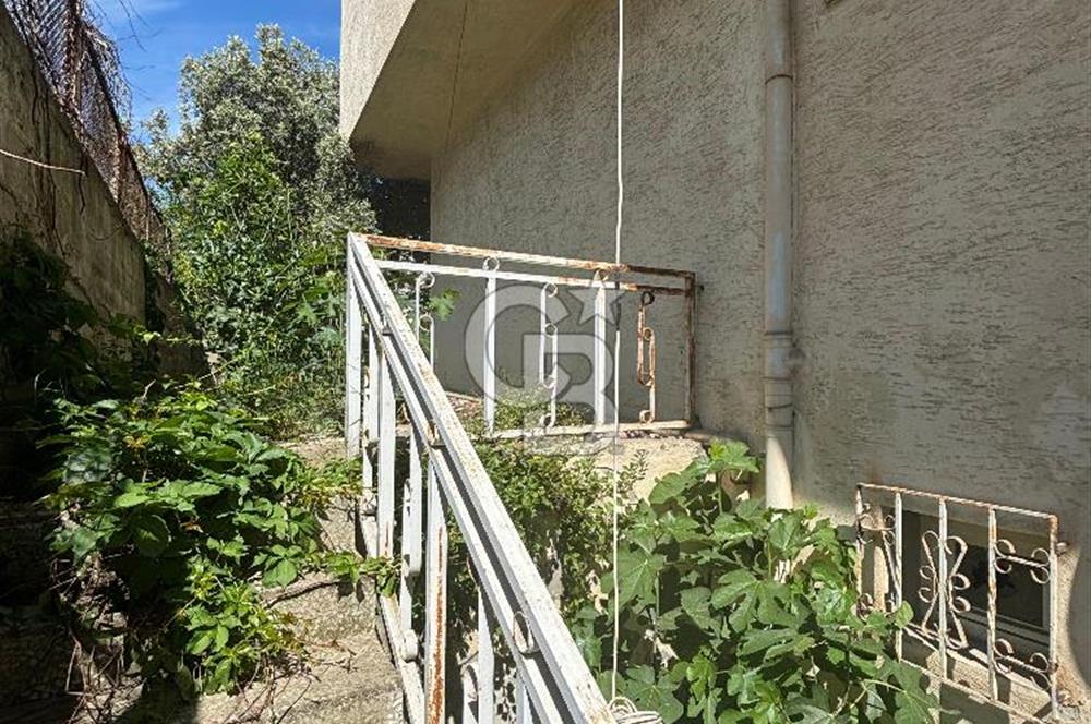 Denize 40 m Komple Satılık Bina - Geniş Bahçeli