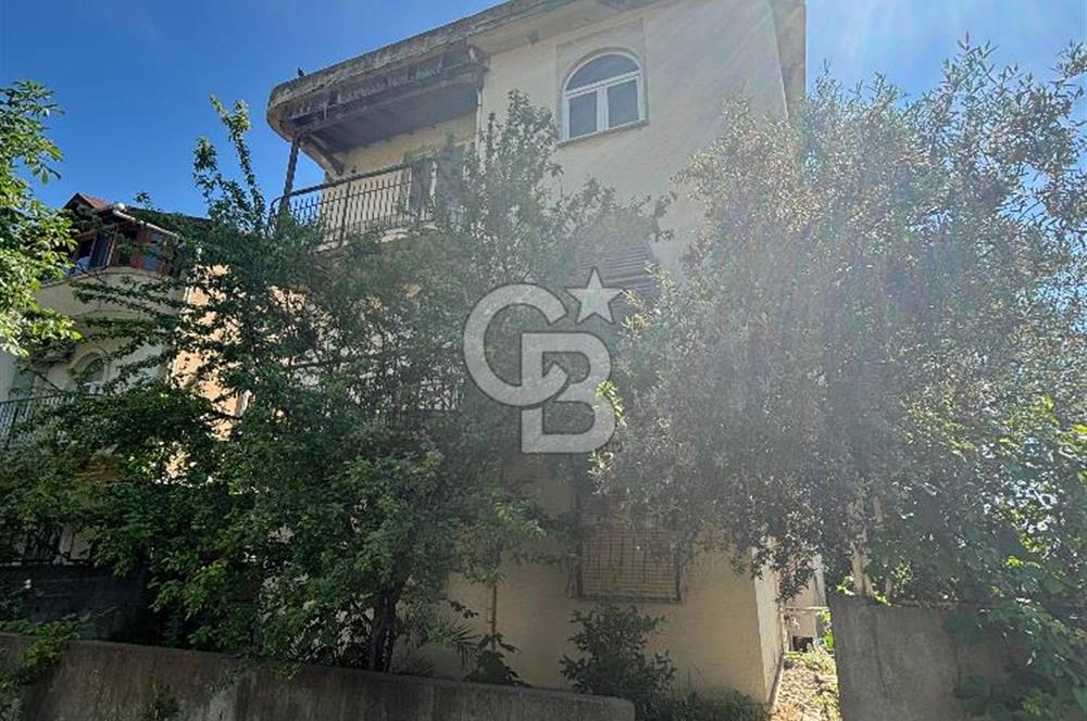 Denize 40 m Komple Satılık Bina - Geniş Bahçeli