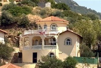 YENİ FOÇA'DA DENİZ MANZARALI MÜSTAKİL 4+2 HAVUZLU TRİPLEKS MÜSTAKİL VİLLA
