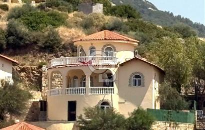 YENİ FOÇA'DA DENİZ MANZARALI MÜSTAKİL 4+2 HAVUZLU TRİPLEKS MÜSTAKİL VİLLA