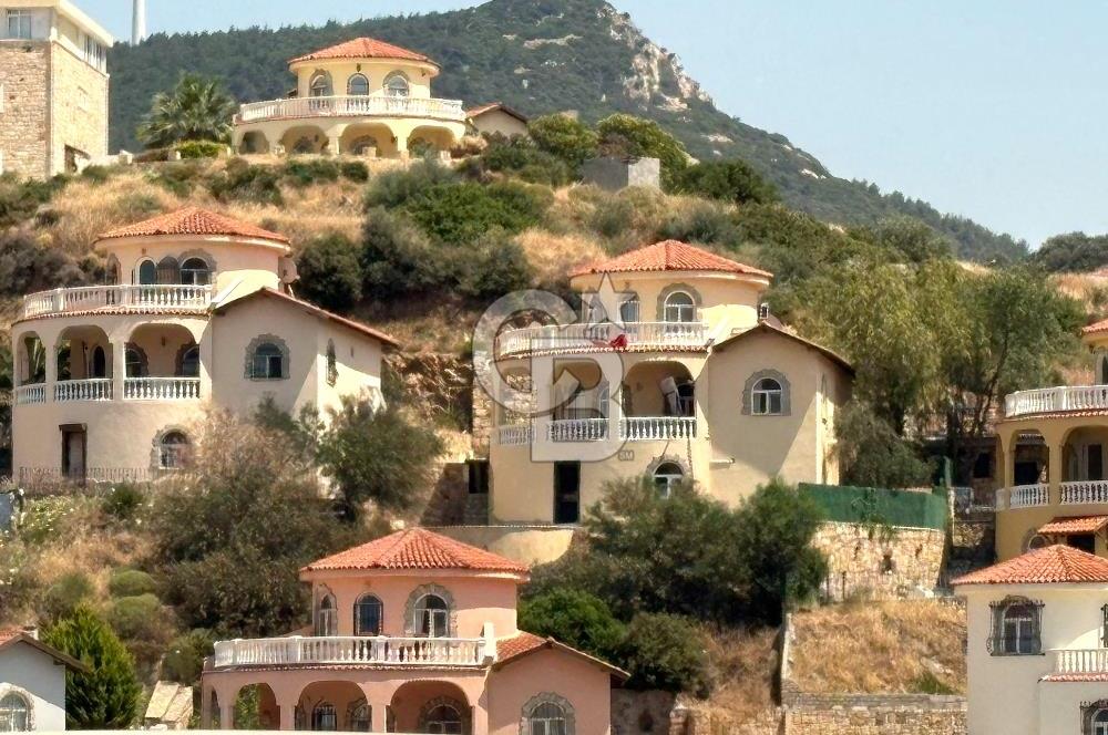 YENİ FOÇA'DA DENİZ MANZARALI MÜSTAKİL 4+2 HAVUZLU TRİPLEKS MÜSTAKİL VİLLA