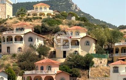 YENİ FOÇA'DA DENİZ MANZARALI MÜSTAKİL 4+2 HAVUZLU TRİPLEKS MÜSTAKİL VİLLA