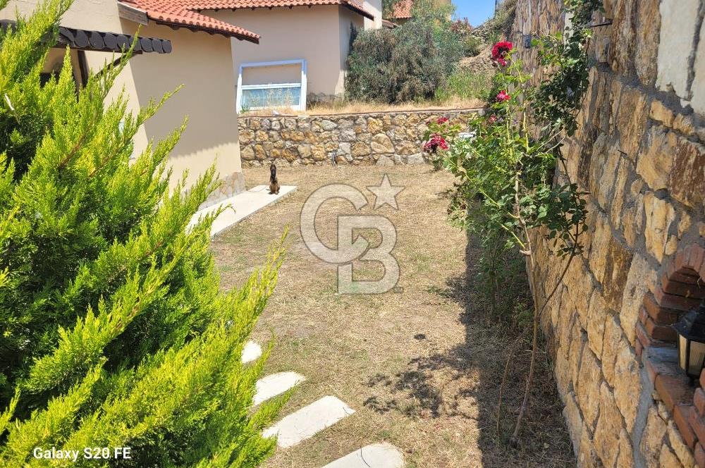 YENİ FOÇA'DA DENİZ MANZARALI MÜSTAKİL 4+2 HAVUZLU TRİPLEKS MÜSTAKİL VİLLA