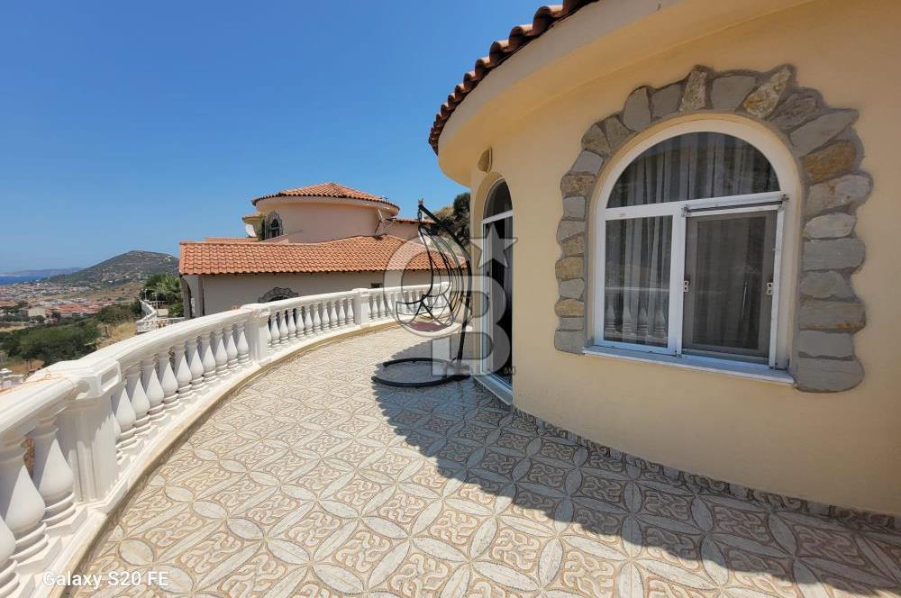 YENİ FOÇA'DA DENİZ MANZARALI MÜSTAKİL 4+2 HAVUZLU TRİPLEKS MÜSTAKİL VİLLA