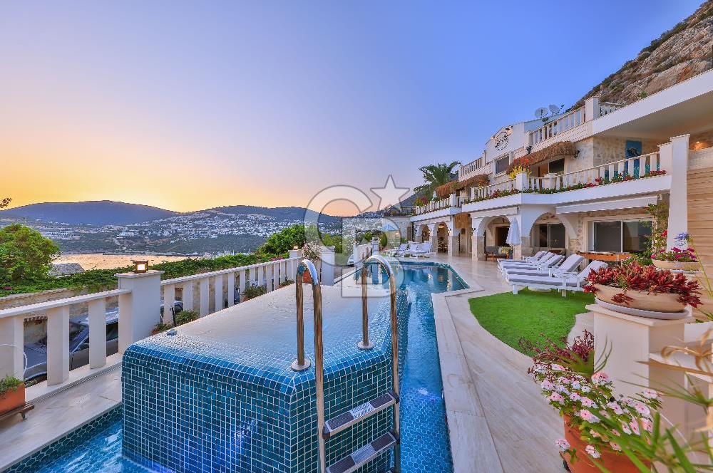 CB GİZ'DEN KAŞ KALKAN KÖMÜRLÜK'DE SATILIK 5+1 LÜKS VİLLA