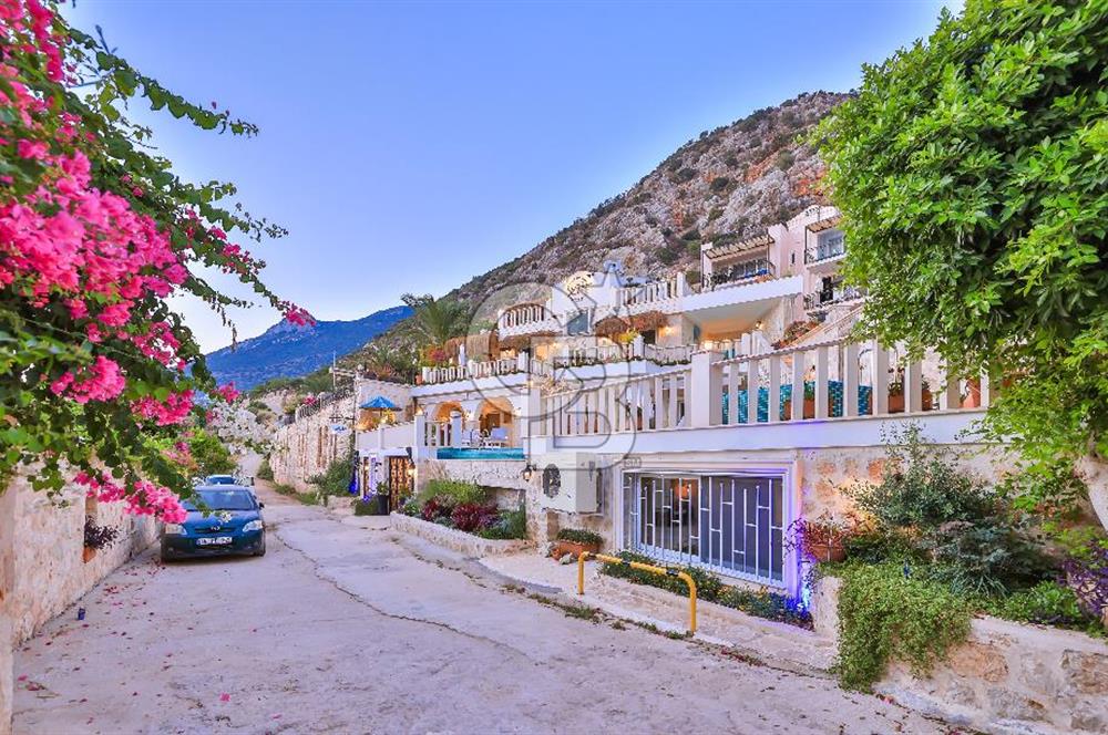 CB GİZ'DEN KAŞ KALKAN KÖMÜRLÜK'DE SATILIK 5+1 LÜKS VİLLA