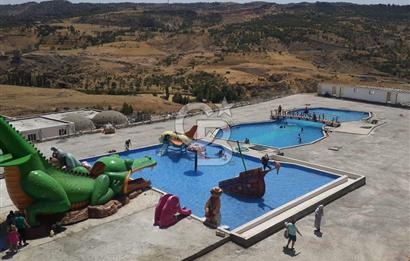 DİYARBAKIR / ÇERMİK’TE EŞSİZ YATIRIM FIRSATI – 20 DÖNÜM ARSA ÜZERİNDE HAMAM VE AQUAPARK