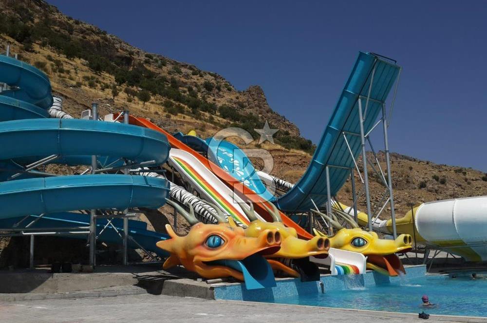 DİYARBAKIR / ÇERMİK’TE EŞSİZ YATIRIM FIRSATI – 20 DÖNÜM ARSA ÜZERİNDE HAMAM VE AQUAPARK