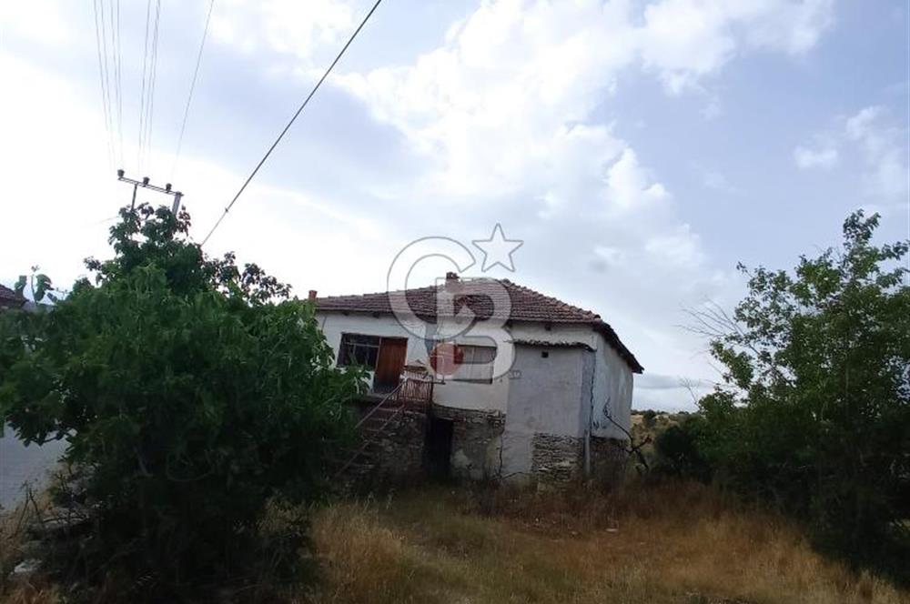 KÖPRÜBAŞI KEMHALLI'DA KÖY İÇİNDE 4560 M2 SATILIK TARLA
