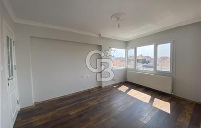 Girne Bulvarı Üzerinde Satılık 2+1 Tadilatlı Asansörlü Daire